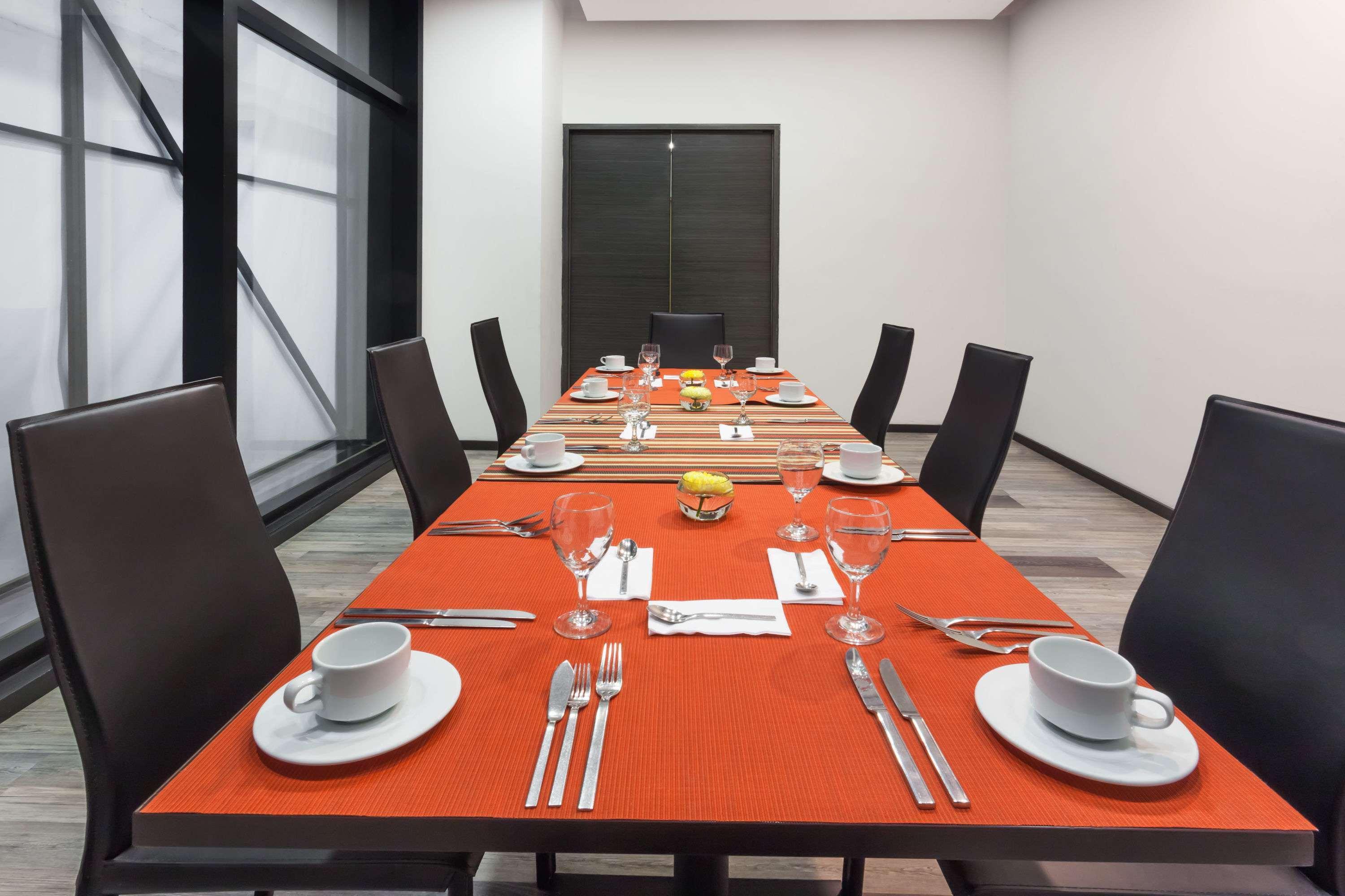 Hotel Wyndham Bogotá Zewnętrze zdjęcie A table set for a meal