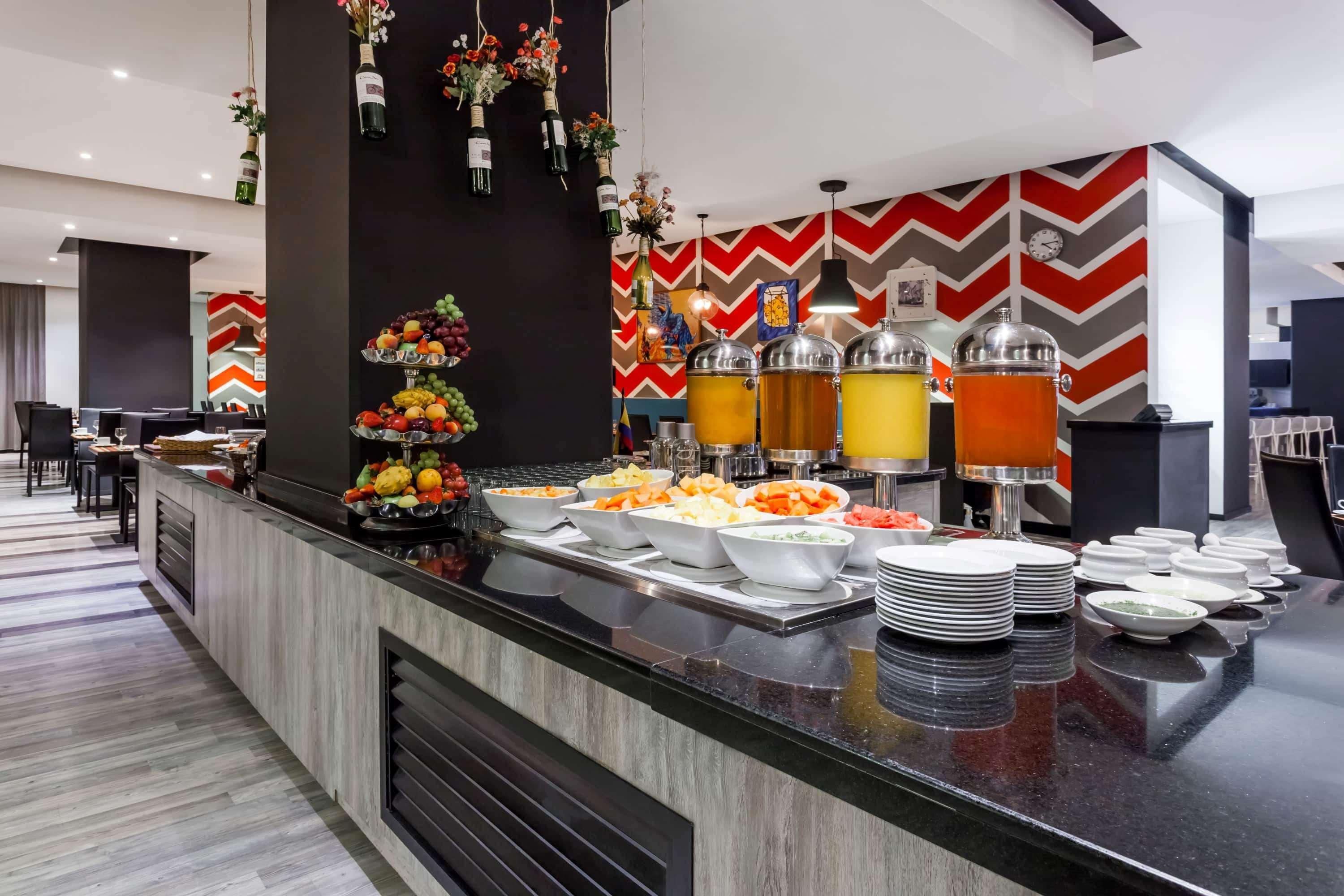 Hotel Wyndham Bogotá Zewnętrze zdjęcie The buffet at the hotel