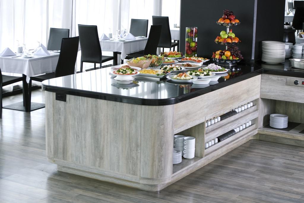 Hotel Wyndham Bogotá Zewnętrze zdjęcie A buffet