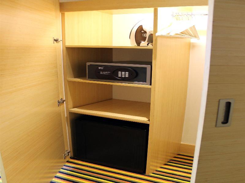 Hotel Wyndham Bogotá Zewnętrze zdjęcie A safe in a hotel room