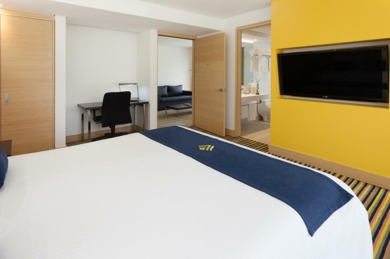Hotel Wyndham Bogotá Zewnętrze zdjęcie A room at the hotel
